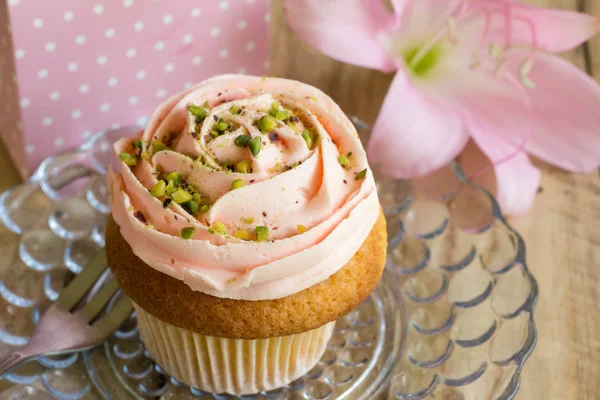 Rosa Tasse Kuchen mit Geschenkbox und rosa Lilie Blume zum Geburtstag ce — Stockfoto