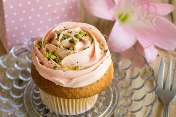 Торт из розовой чашки с подарочной коробкой и розовым цветком на день рождения — стоковое фото