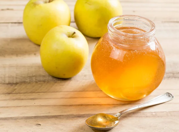 Apfelgelee-Glas und Löffel mit Oma-Schmied-Äpfeln auf Holzlasche — Stockfoto