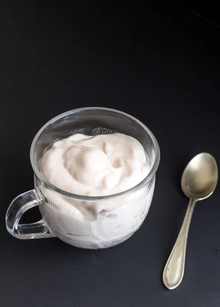 Természetes eper ízű joghurt-üveg csésze kis ezüst kanállal — Stock Fotó