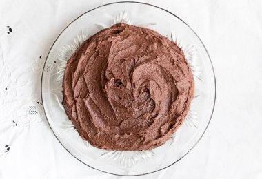 Çikolatalı kek - beyaz masa örtüsü üzerinde Üstten Görünüm