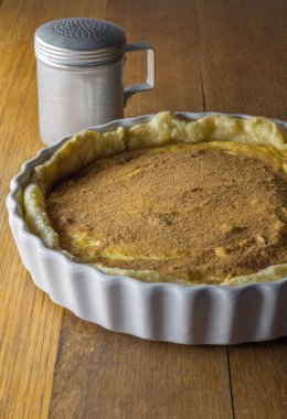 Süt tart rustik ahşap masa üzerinde kapatmak yukarıya fotoğraf