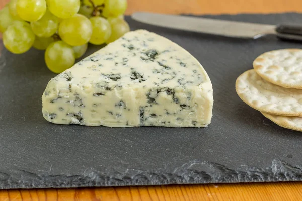 Cuña de queso de molde azul Stilton de cerca en pizarra negra — Foto de Stock