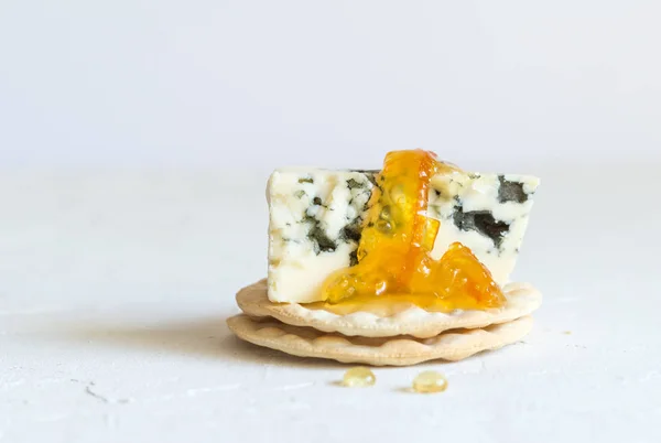 Queso Roquefort en la galleta con mermelada de naranja — Foto de Stock