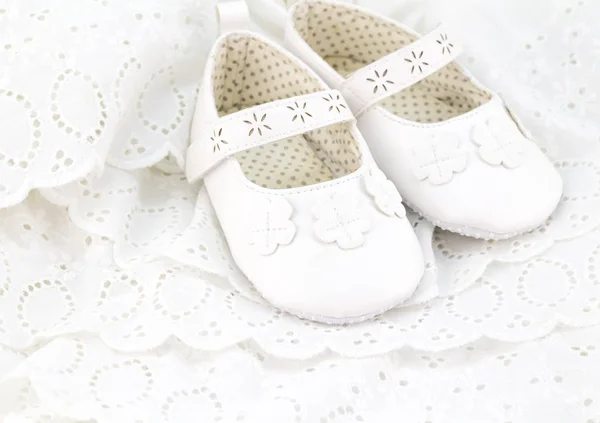 Baby bílá křest nebo narozeniny šaty a boty zblízka s wellness — Stock fotografie