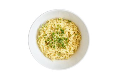 Beyaz arka plan üzerinde izole kase yumurta noodle