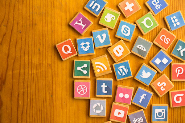 Социальные медиа фон с логотипами социальных сетей на деревянных игровых блоках
