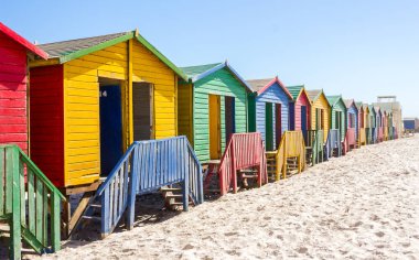 Güney Afrika 'daki Muizenberg plaj kulübelerini kapatın.