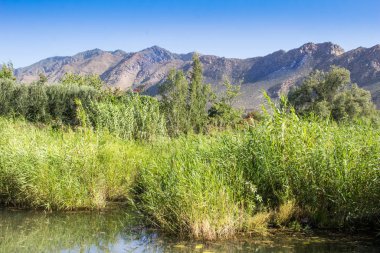 Arka planda dağ sıraları olan güzel nehir - Keisie Nehri