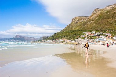 Plaj eğlencesi ve sörf. Muizenberg, Cape Town 'daki Sörfçüler Köşesi.
