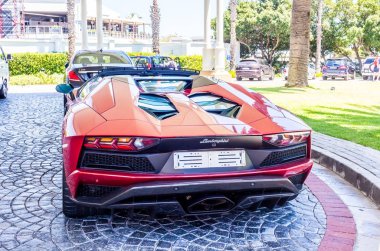 Lamborghini Bulvarı S Masa Koyu Oteli 'nin önüne park etmiş. 