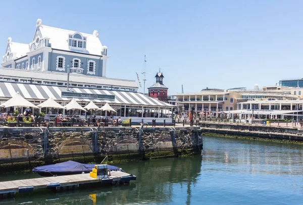 Vista lateral del antiguo edificio del capitán del puerto construido en 1904 en Ciudad del Cabo — Foto de Stock