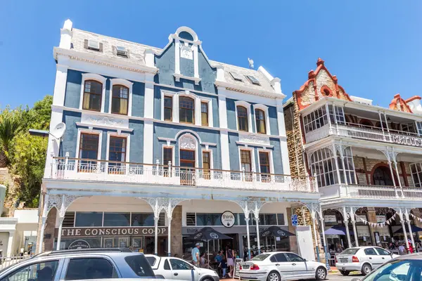 Edificios históricos victorianos en Simons Town con cafeterías en la acera — Foto de Stock