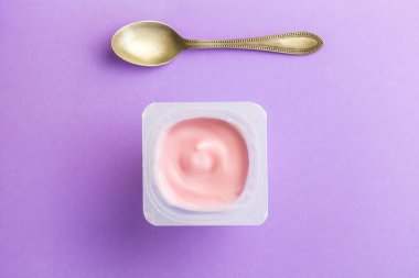 Doğal boyama ile sağlıklı çilek Meyve aromalı yoğurt 