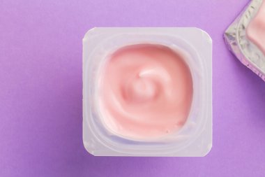 Doğal boyama ile sağlıklı çilek Meyve aromalı yoğurt 