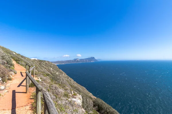 Promenada Cape Point od punktu z powrotem do starej latarni morskiej z widokiem na półwysep Cape — Zdjęcie stockowe