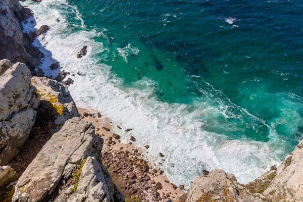 Derin okyanustaki kayalıklara ve dalgaların girdabına bak.