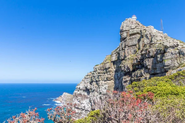 Cape Point ze starą latarnią morską zbudowaną w 1850 roku wysoko na krawędzi klifu — Zdjęcie stockowe