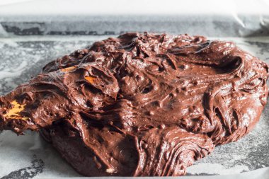 Çikolatalı browni hamuru tavaya dolduruluyor.