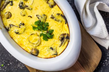 Mantarlı turta güveç tabağına yakın - üst görünüm