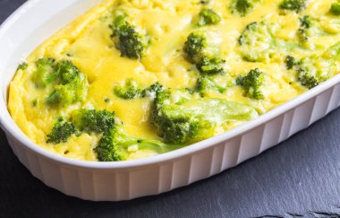 Brokoli yumurtası ve fırında peynirli güveç - seçilmiş odaklı kenar görünüm