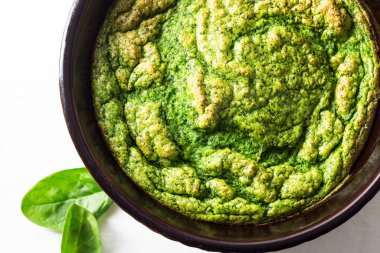 Güveçte fırınlanmış ıspanak suflesi. Başınızın üstünde yakın çekim.