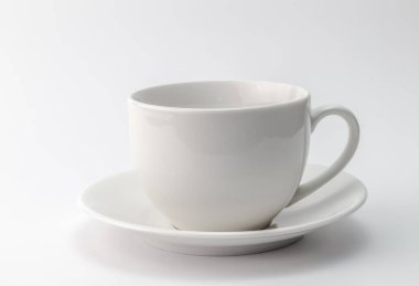 Beyaz fincan ve çay tabağı kopyalama alanı olan beyaz arkaplanda izole edildi