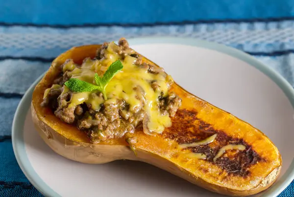 Butnut Asado Relleno Calabaza Llena Carne Picada Queso — Foto de Stock