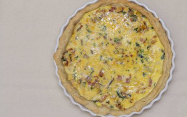 Maydanozlu, pastırmalı, mantarlı, peynirli, kısayol pastırmalı fırında turta.