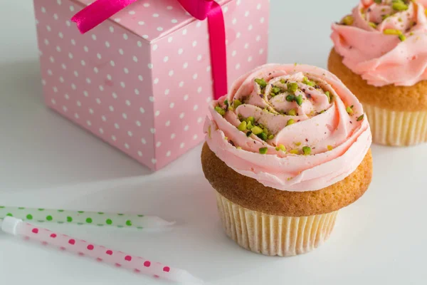 Rosa Cupcakes Mit Geschenkschachtel Und Geburtstagskerzen Auf Weißem Hintergrund Süße — Stockfoto