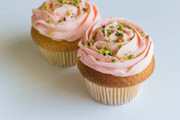 Rosa Cupcakes Auf Weißem Hintergrund Milchkuchen Mit Grünen Pistazienstreuern Verziert — Stockfoto
