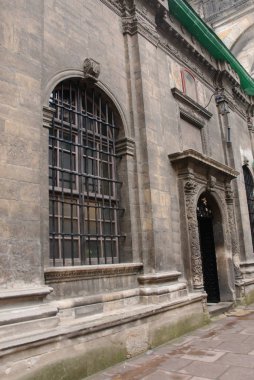 Bir kafes ile bir pencere ve kapı ile eski bir bina cephe.
