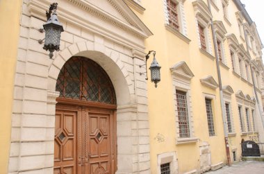 Ahşap kapı ile eski bir binanın dış cephe