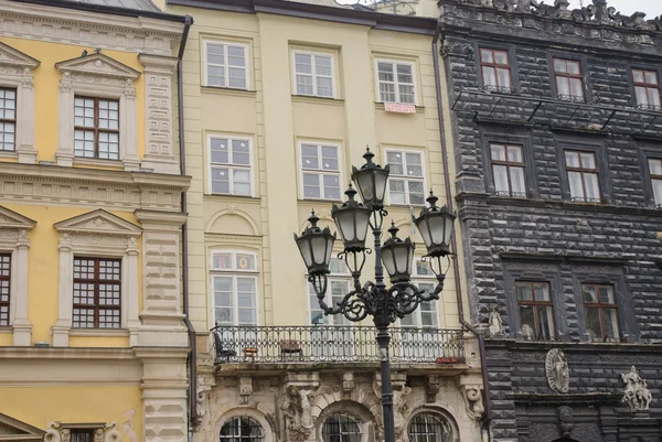Windows ve bir el feneri ile farklı Antik Bina cephe