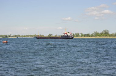 Eski ulk taşıyıcı Nehri üzerinde