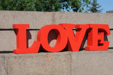 Modern kırmızı ışıksız tasarım 3d tipografi featuring aşk