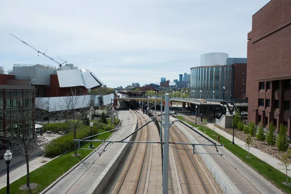 Minneapolis, Minnesota, ABD - Mayıs, 2017: Washington Avenue alışveriş merkezinde Minnesota Üniversitesi transit yeşil hat boyunca. Kampüs Doğu ve Batı Şeria kısımları yeniden koridor bağlanır.