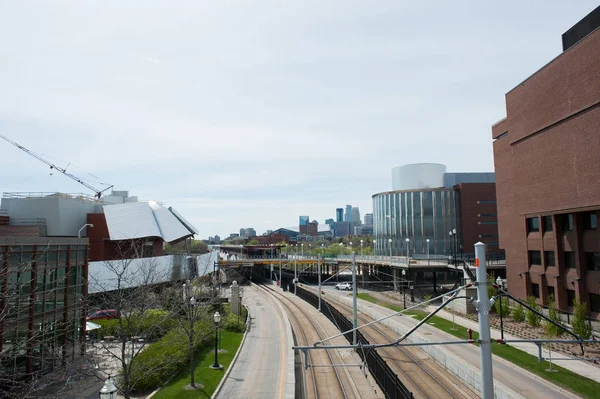 Minneapolis, Minnesota, ABD - Mayıs, 2017: Washington Avenue alışveriş merkezinde Minnesota Üniversitesi transit yeşil hat boyunca. Kampüs Doğu ve Batı Şeria kısımları yeniden koridor bağlanır.