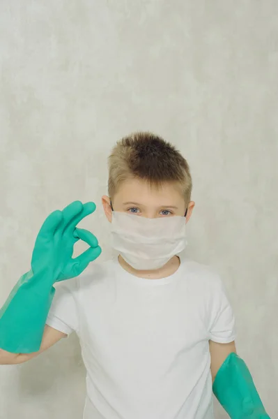 Niño Con Una Máscara Médica Protectora Guantes Muestra Los Brazos —  Fotos de Stock