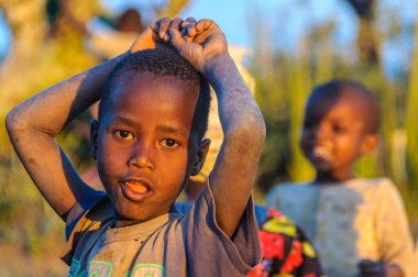 Lake Eyasi, Tanzanya, gün batımında Datoga çocuk