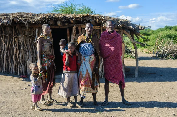 Datoga familie bij Lake Eyasi, Tanzania — Stockfoto