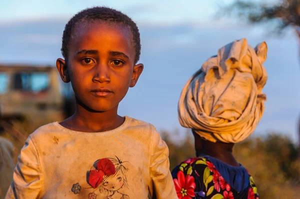 Datoga bambini al tramonto al lago Eyasi, Tanzania — Foto Stock