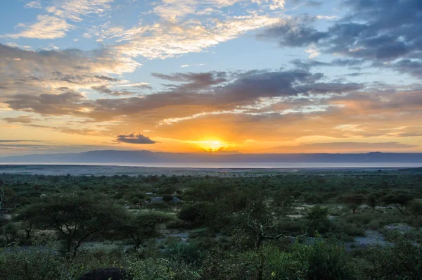 Lake Eyasi, Tanzanya, günbatımı renkleri — Stok fotoğraf