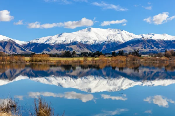 Reflet des montagnes enneigées près de Fairlie, Nouvelle-Zélande — Photo