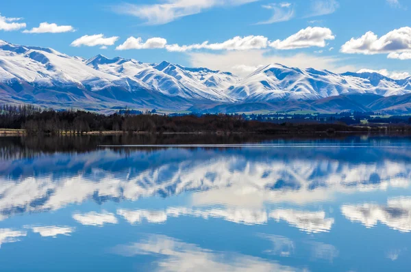 Reflet des montagnes enneigées près de Fairlie, Nouvelle-Zélande — Photo