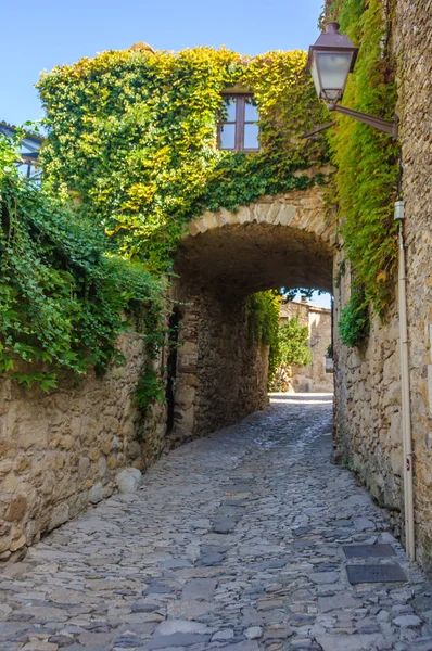 Ortaçağ sokaklarında Peratallada, İspanya