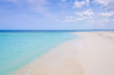 Küba'da Cayo Levisa adasında tenha beyaz kum plaj