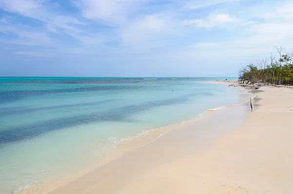 Praia de areia branca na Ilha Cayo Levisa em Cuba — Fotografia de Stock