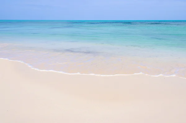 Playa de arena blanca en la isla Cayo Levisa en Cuba — Foto de Stock