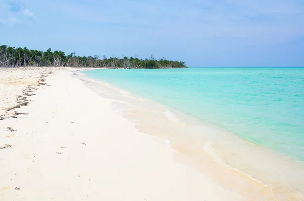 Praia de areia branca isolada em Cayo Levisa Island em Cuba — Fotografia de Stock